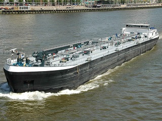 Inland river low draft bunker tanker